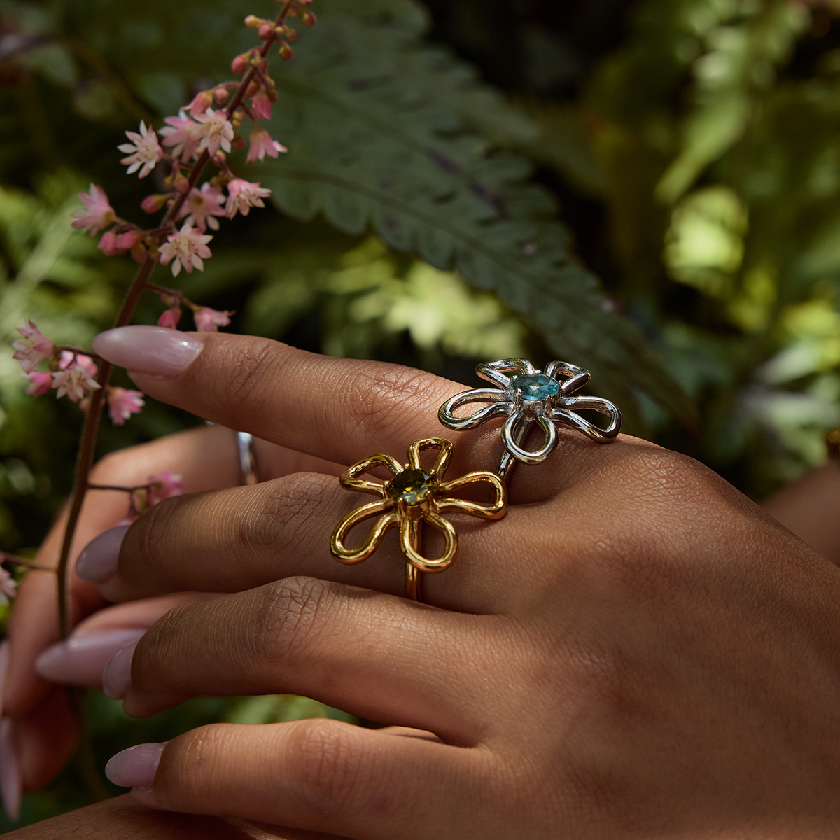 ELENYS Azure Bloom – stříbrný prsten se světle modrým zirkonem ve tvaru květu